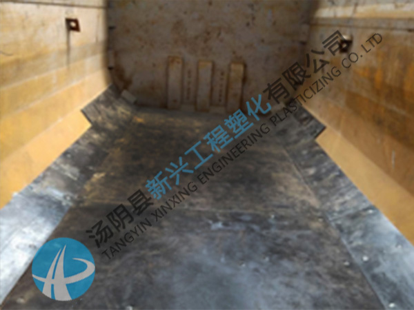 物料粘在車廂卸不干凈？土方工程車滑板來解決